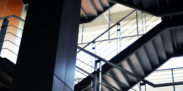 Pintar Fachadas de Empresas / Negocios / Locales Comerciales en Tarragona · Pintado de Escaleras