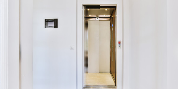 Pintar Fachadas y Patios de Luces de Comunidades Vecinos / Propietarios Castellvell del Camp · Esmalte de Puertas de Ascensores, Puertas de Emergencia y Portales