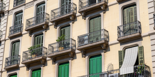 Pintar Fachadas y Patios de Luces de Comunidades Vecinos / Propietarios Castellvell del Camp · Reparación y Preparación de Superficies